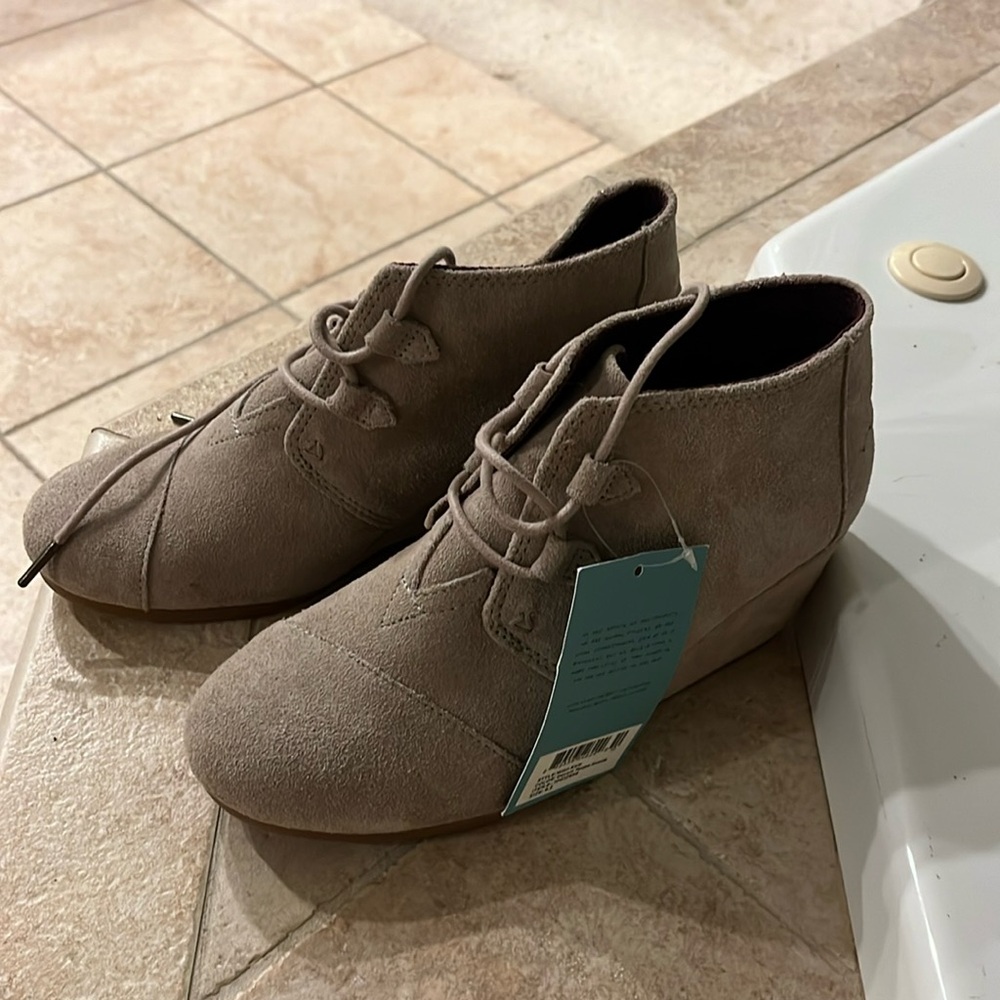 Tom’s wedge ankle boot